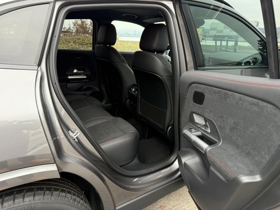 Mercedes-Benz GLA 200 D 4MATIC Mercedes-Benz GLA 200 D 4MATIC